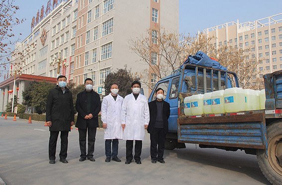 王總和李經(jīng)理等同事將購(gòu)買的一批84消毒液送往內(nèi)黃縣人民醫(yī)院 - 副本