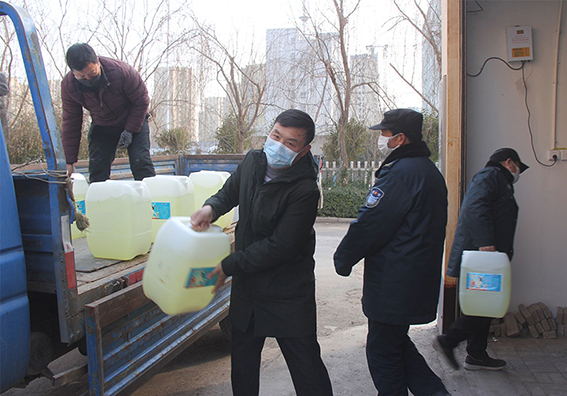 李經(jīng)理和同事把消毒液分送各大住宅小區(qū)，讓他們對(duì)電梯進(jìn)行消毒，